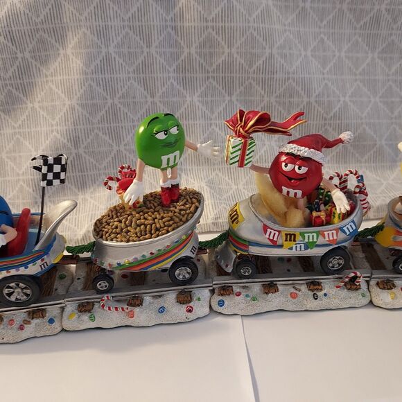 M&M's Danbury Mint Holiday Express YULETIDE FLYER 5 Piece Christmas Train Set - Picture 3 of 16